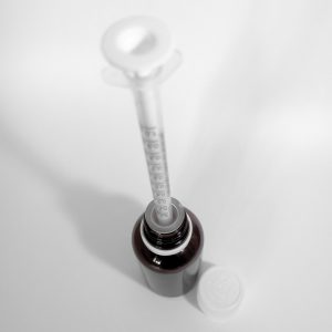 Oil bottle cap with integrated orifice reducer pre-assembled in cap (18 mm neck)