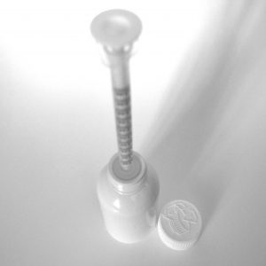 Oil bottle cap with orifice reducer (20 mm neck)